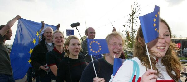 Youth from various European countries carry EU flags - Sputnik International