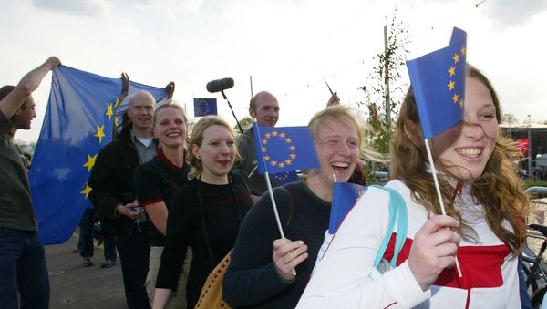 Youth from various European countries carry EU flags - Sputnik International