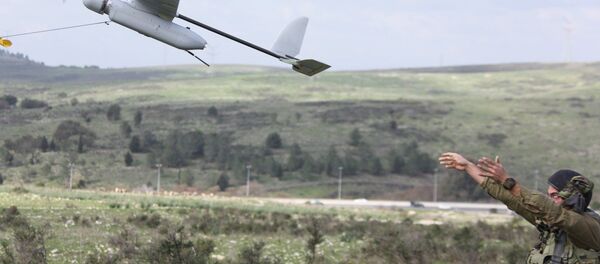 An Israeli soldier launches the Skylark drone during a drill near Bat Shlomo. - Sputnik International