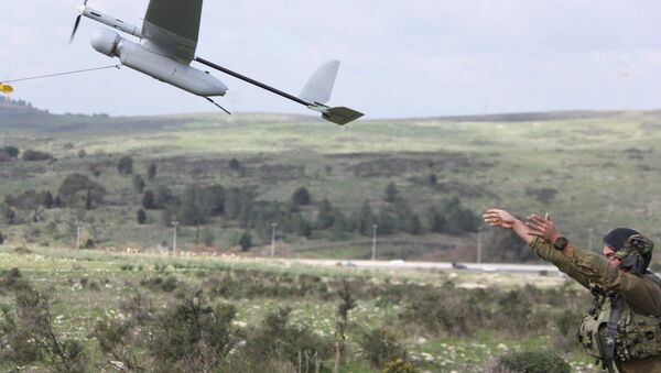 An Israeli soldier launches the Skylark drone during a drill near Bat Shlomo - Sputnik International