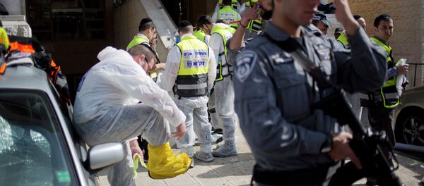 Israeli police officer and Israeli rescue workers work at the scene of a shooting attack in a Synagogue in Jerusalem, Tuesday, Nov. 18, 2014 Israeli police officer and Israeli rescue workers work at the scene of a shooting attack in a Synagogue in Jerusalem, Tuesday, Nov. 18, 2014 - Sputnik International