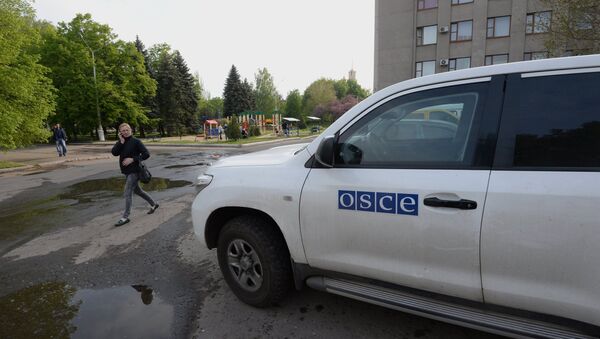 A delegation from the OSCE's Special Monitoring Mission in Ukraine has confirmed that a mortar shell fell near two vehicles carrying five of its observers. - Sputnik International