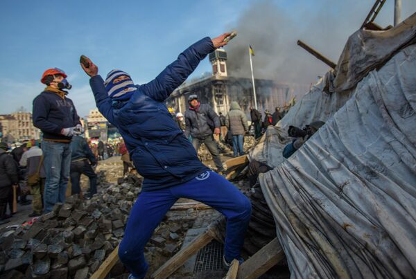 A protester throws stone on Maidan square in Kiev, Ukraine, Feb 19, 2014 A protester throws stone on Maidan square in Kiev, Ukraine, Feb 19, 2014 - Sputnik International
