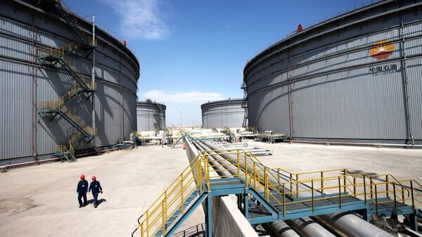 Chinese inspectors patrol past oil tanks at the Dagang commercial oil reserve base - Sputnik International