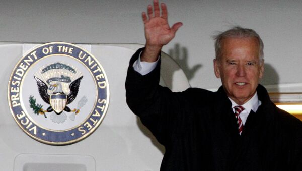 U.S. Vice President Joe Biden waves upon his arrival at Boryspil International airport outside Kiev November 20, 2014 - Sputnik International