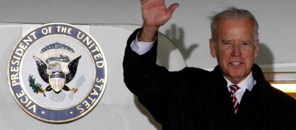 U.S. Vice President Joe Biden waves upon his arrival at Boryspil International airport outside Kiev November 20, 2014 - Sputnik International