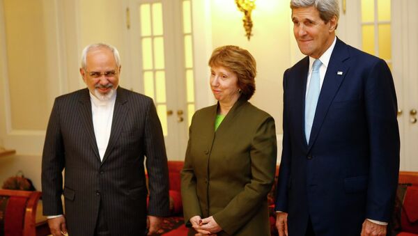 U.S. Secretary of State John Kerry (R), Iranian Foreign Minister Javad Zarif (L) and EU envoy Catherine Ashton pose for photographers before a meeting in Vienna November 20, 2014 - Sputnik International