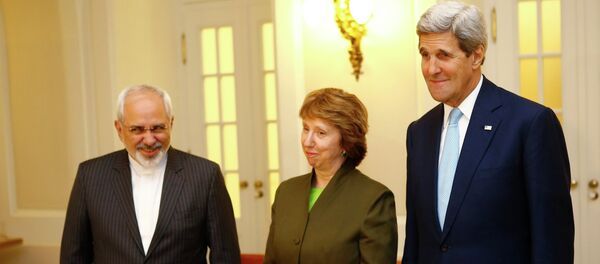 U.S. Secretary of State John Kerry (R), Iranian Foreign Minister Javad Zarif (L) and EU envoy Catherine Ashton pose for photographers before a meeting in Vienna November 20, 2014 U.S. Secretary of State John Kerry (R), Iranian Foreign Minister Javad Zarif (L) and EU envoy Catherine Ashton pose for photographers before a meeting in Vienna November 20, 2014 - Sputnik International