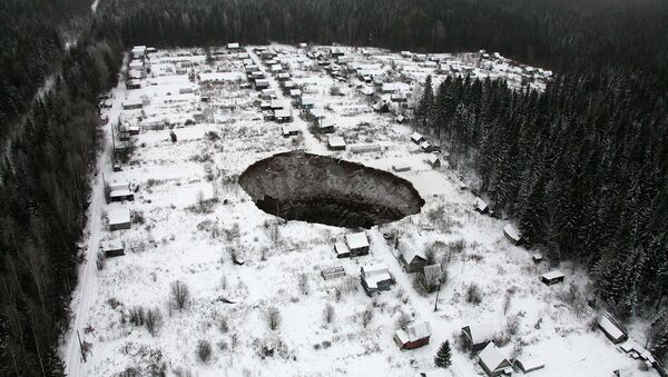 An aerial view shows a sinkhole 3.5 km (2 miles) to the east of Solikamsk-2 mine in Perm region, November 20, 2014 - Sputnik International