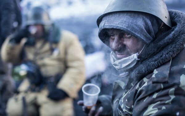 An opposition supporter drinks tea on Grushevskiy street in Kiev. - Sputnik International