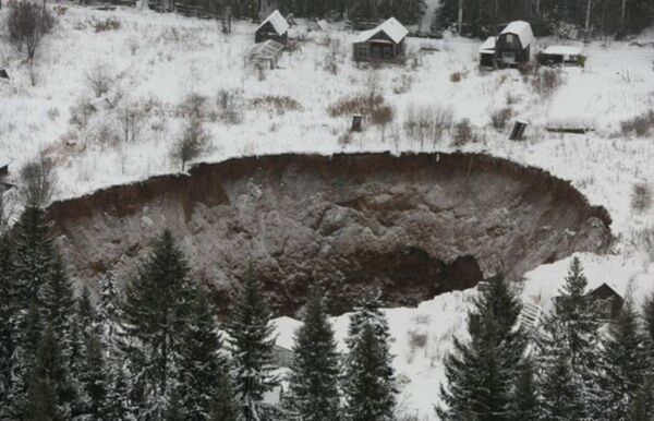 A sinkhole near one of the mines in Russia’s Ural Mountains belonging to Russia’s biggest potash miner, Uralkali, appears to be growing in size and is already larger than previously estimated. A sinkhole near one of the mines in Russia’s Ural Mountains belonging to Russia’s biggest potash miner, Uralkali, appears to be growing in size and is already larger than previously estimated. - Sputnik International