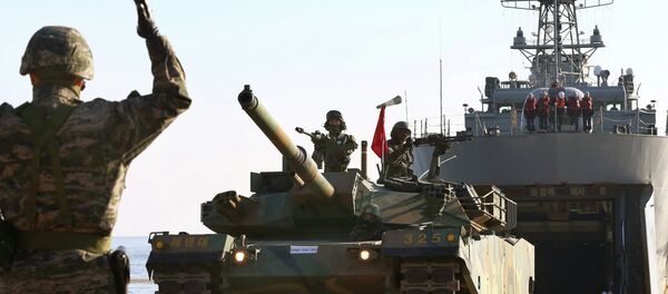 South Korean Marines take part in a landing operation which is a part of annual military exercise Hokuk, on a beach in Pohang November 18, 2014 - Sputnik International