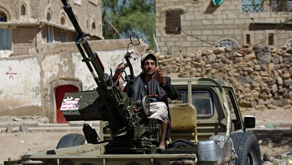 A Houthi Shiite rebel mans a machine gun mounted on a military truck in Sanaa, Yemen. - Sputnik International