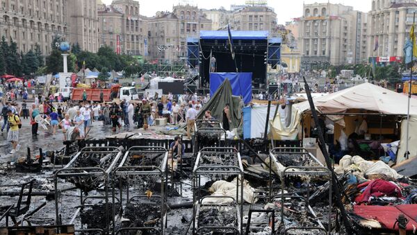 Kiev residents and municipal workers clear barricades on Independence Square (Maidan) - Sputnik International