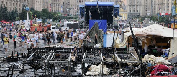 Kiev residents and municipal workers clear barricades on Independence Square (Maidan) - Sputnik International