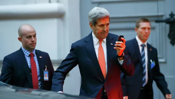 U.S. Secretary of State John Kerry looks at his phone as he leaves a meeting in Vienna November 21, 2014 - Sputnik International