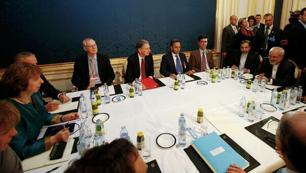 EU envoy Catherine Ashton (L), Britain's Foreign Secretary Philip Hammond (C) and Iranian Foreign Minister Javad Zarif sit at a table during talks in Vienna November 21, 2014 - Sputnik International