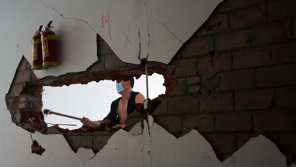 Archive photo. A worker dismantles a severely damaged wall in Lushan Middle School of Ya'an City, southwest China's Sichuan Province - Sputnik International