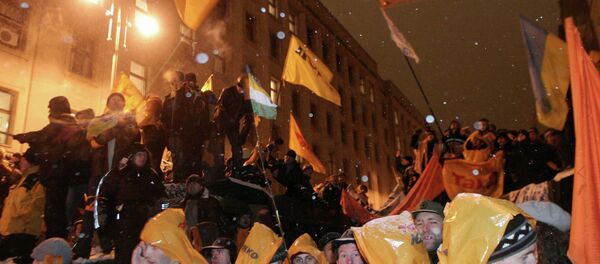 V. Yushchenko supporters at the Ukrainian President administration building - Sputnik International