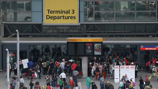 Passengers queue outside Terminal 3 at Heathrow Airport in London - Sputnik International