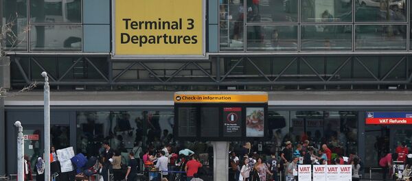 Passengers queue outside Terminal 3 at Heathrow Airport in London - Sputnik International