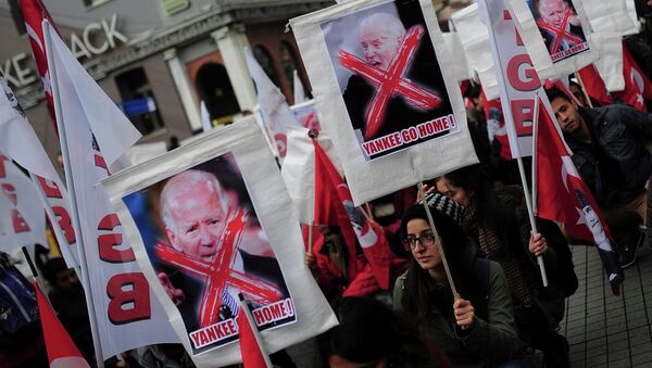 Left wing demonstrators hold anti-U.S. banners during a protest against the visit of U.S. Vice President Joe Biden, in central Istanbul November 22, 2014 - Sputnik International