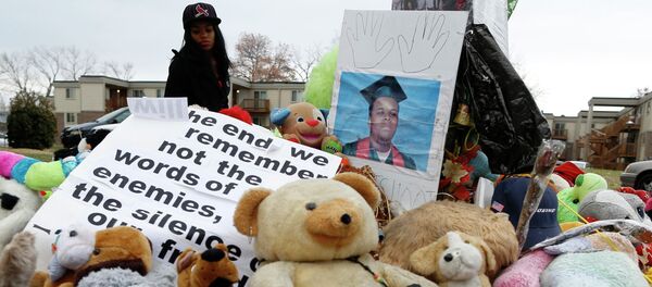 A woman stops to visit the memorial set up where Michael Brown was shot and killed in Ferguson, Missouri, November 22, 2014 - Sputnik International