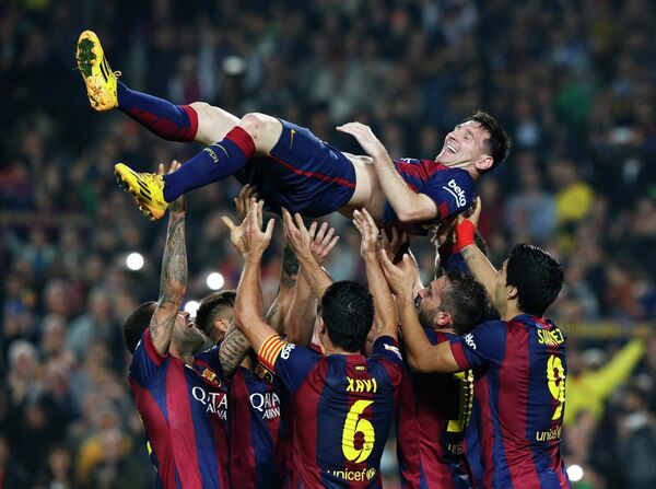 Barcelona's Lionel Messi celebrates his second goal with teammates during their Spanish first division soccer match against Sevilla at Nou Camp stadium in Barcelona November 22, 2014 Barcelona's Lionel Messi celebrates his second goal with teammates during their Spanish first division soccer match against Sevilla at Nou Camp stadium in Barcelona November 22, 2014 - Sputnik International