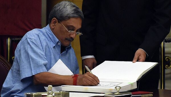 Manohar Parrikar, who resigned Saturday as the chief minister of Goa state signs after taking oath as a new cabinet minister at the presidential palace in New Delhi, India - Sputnik International