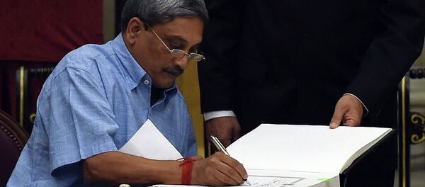 Manohar Parrikar, who resigned Saturday as the chief minister of Goa state signs after taking oath as a new cabinet minister at the presidential palace in New Delhi, India - Sputnik International