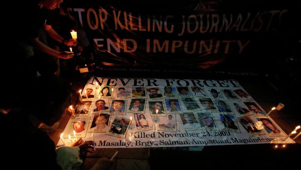 Journalists light candles for their colleagues killed in Maguindanao province in 2009, at the EDSA shrine in Mandaluyong city, Metro Manila - Sputnik International
