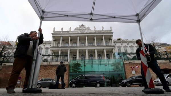 Journalists fix a tent in front of Palais Coburg where closed-door nuclear talks with Iran take place in Vienna, Austria, Wednesday, Nov. 19, 2014 - Sputnik International