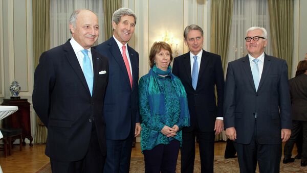 French Foreign Minister Laurent Fabius, U.S. State Secretary John Kerry, former European Union (EU) foreign policy chief Catherine Ashton, British Foreign Secretary Philip Hammond and German Foreign Minister Frank-Walter Steinmeier (L-R) meet for dinner at the residence of the British ambassador in Vienna - Sputnik International