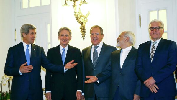 US Secretary of State John Kerry, Britain's Foreign Secretary Philip Hammond, Russian Foreign Minister Sergei Lavrov, Iranian Foreign Minister Javad Zarif and German Foreign Minister Frank-Walter Steinmeier pose for photographers before a meeting in Vienna. - Sputnik International