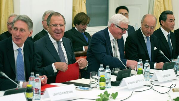 Britain's Foreign Secretary Philip Hammond, Russian Foreign Minister Sergei Lavrov, German Foreign Minister Frank-Walter Steinmeier, French Foreign Minister Laurent Fabius and Chinese Foreign Minister Wang Yi, from left - Sputnik International