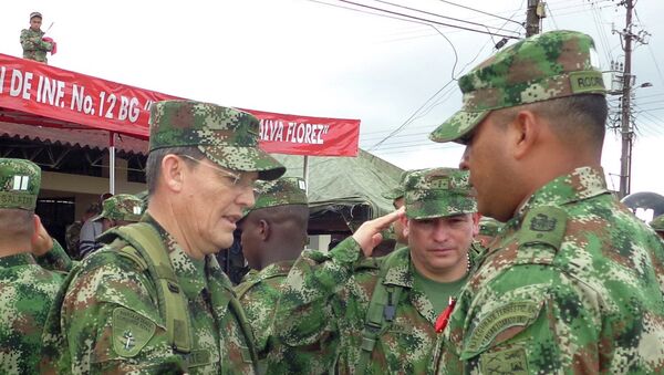Colombian Army Gen. Ruben Dario Alzate, left, reaching to shake hands with a soldier in Bogota, Colombia. - Sputnik International