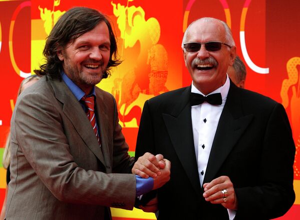 Sarajevo-born film director Emir Kusturica, left, and Russian film director and actor Nikita Mikhalkov, President of the Moscow International Film Festival, seen at the closing ceremony of the Moscow International Film Festival in Moscow - Sputnik International