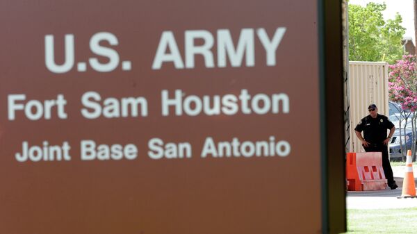 A guard stands at a gate to Fort Sam Houston - Sputnik International