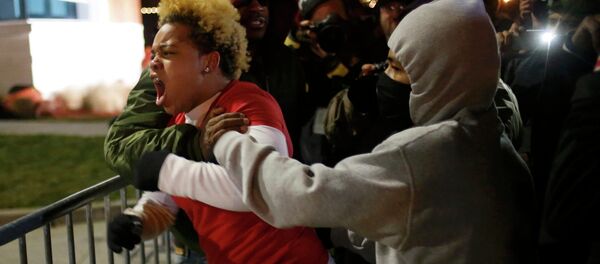 A woman approaches the barricade to confront the police outside the Ferguson Police Department in Ferguson, Missouri - Sputnik International