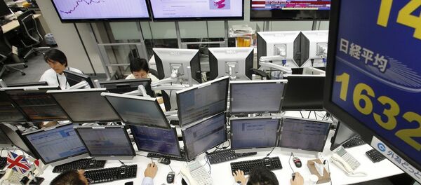 Money traders work as screens show Scotland's referendum results at a foreign exchange dealing company in Tokyo - Sputnik International