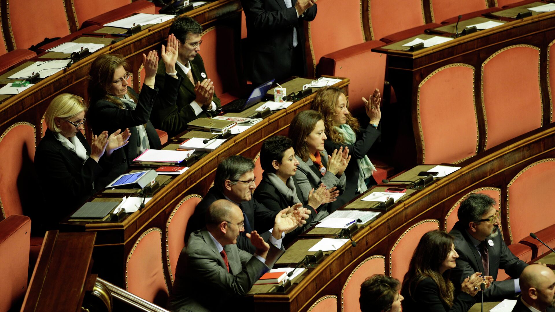 A group of Five Star Movement Senators clap their hands during the Italian Parliament inaugural session, in Rome's Senate. (File) - Sputnik International, 1920, 19.06.2022