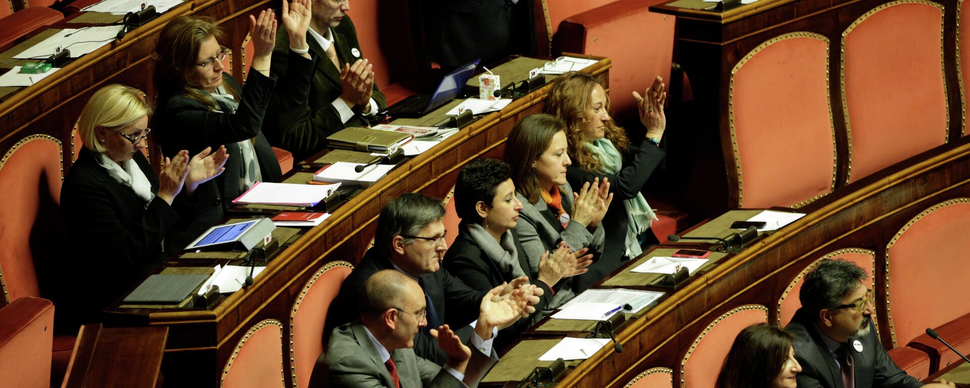 A group of Five Star Movement Senators clap their hands during the Italian Parliament inaugural session, in Rome's Senate. (File) - Sputnik International, 1920, 19.06.2022