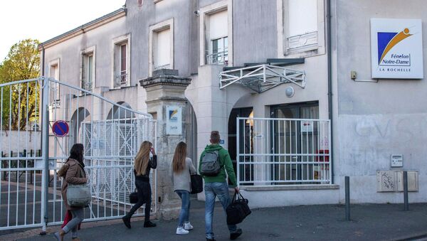 Students arrive at the Fenelon-Notre Dame high school in La Rochelle, western France - Sputnik International