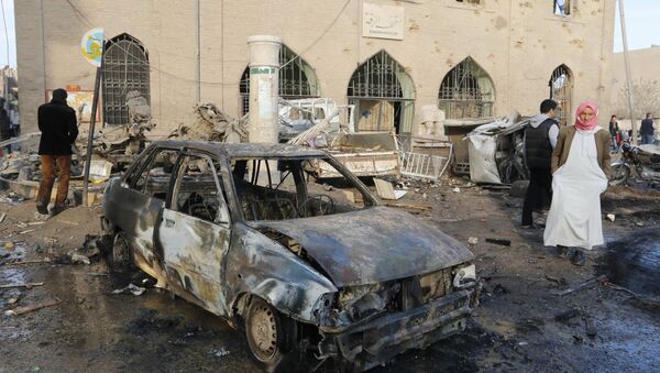 The wreckage of a car outside Raqqa Museum - Sputnik International