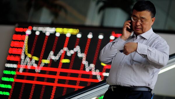 A man talks on the phone inside the Shanghai Stock Exchange building at the Pudong financial district in Shanghai November 17, 2014 - Sputnik International