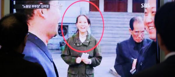 People watch a TV news program showing Kim Yo Jong, North Korean leader Kim Jong Un's younger sister, at Seoul Railway Station in Seoul, South Korea - Sputnik International