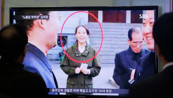 People watch a TV news program showing Kim Yo Jong, North Korean leader Kim Jong Un's younger sister, at Seoul Railway Station in Seoul, South Korea - Sputnik International