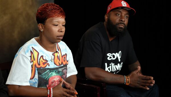 The parents of Michael Brown, Lesley McSpadden, left, and Michael Brown, Sr., right, take part in an interview with The Associated Press - Sputnik International