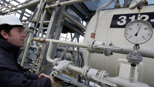 A Turkish technician checks the valves at a natural gas storage facility in Silivri, near Istanbul, Turkey - Sputnik International