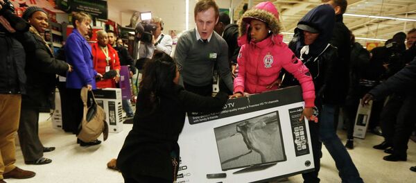 Shoppers wrestle over a television as they compete to purchase retail items on Black Friday at an Asda superstore in Wembley, north London November 28, 2014 - Sputnik International